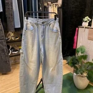 بنطلون جينز واسع بقصة عصرية